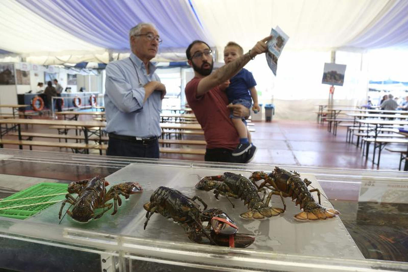 Los asistentes pueden degustar las más de 25 recetas gallegas que se encuentran en la carta. Y entre ellas, no faltan el arroz de marisco, el buey cocido, el pulpo a feira o los percebes gallegos que tan caro se cotizan.