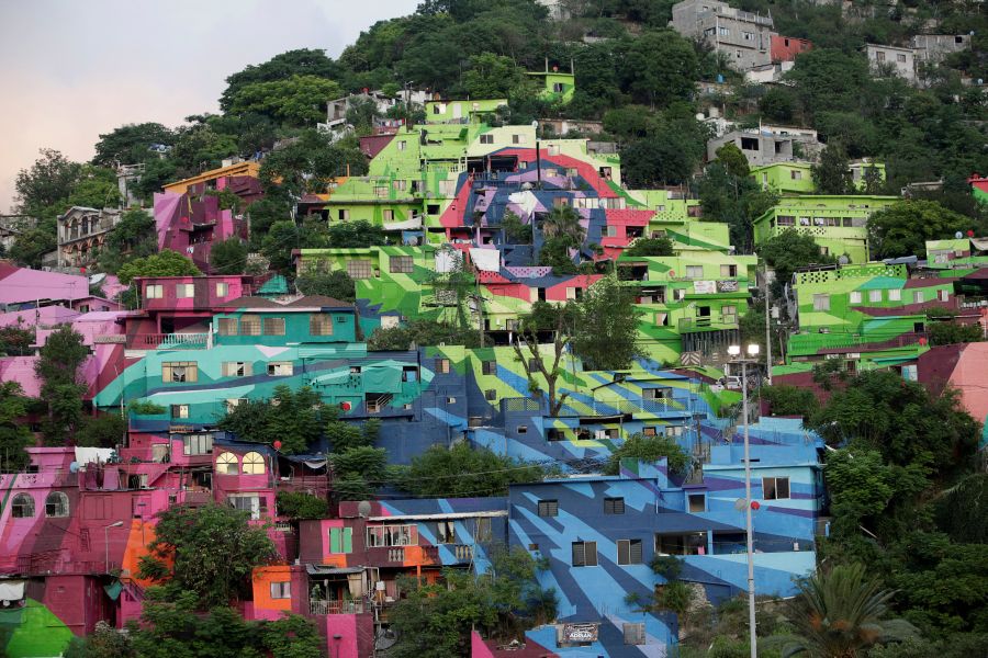 La zona de Cerro de la Campana en Monterrey (México) se ha convertido en un gigantesco mural. Las casas han sido pintadas de llamativos colores con la finalidad de promover la unión en una de las zonas más conflictivas del país. 