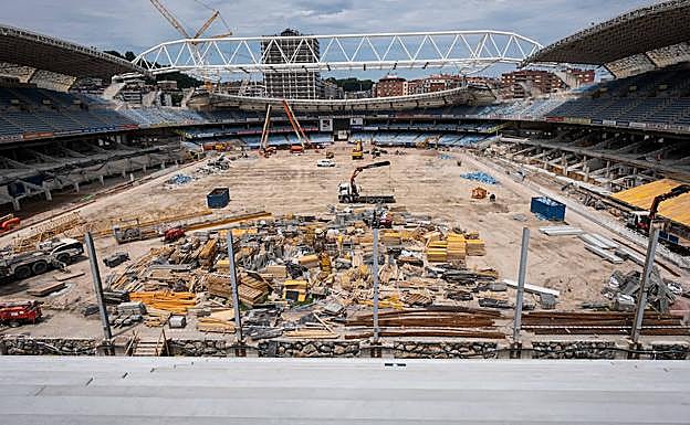 Vista que tendrá el aficionado desde la tribuna baja Aitor Zabaleta. Falta rebajar la cota del terreno de juego. 