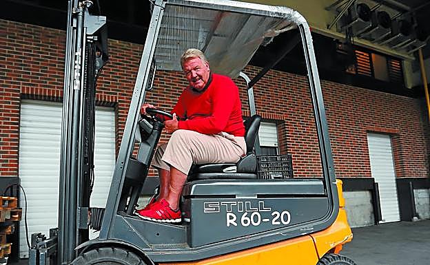 John Toshack, exentrenador de la Real Sociedad, bromeó diciendo que en esta carretilla se va a ir hasta Camerún, donde dicen que le quieren para ser seleccionador.