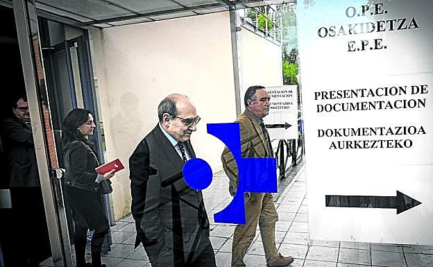 El consejero Darpón, antes de la rueda de prensa que dieron de urgencia en Vitoria tras las sospechas de filtraciones en las oposiciones.