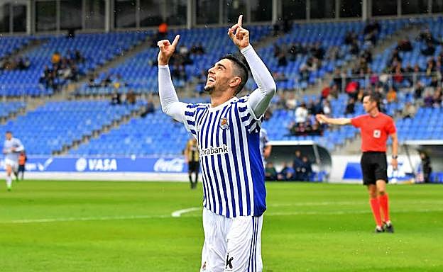 Eneko Capilla celebra un gol con el Sanse esta temporada.