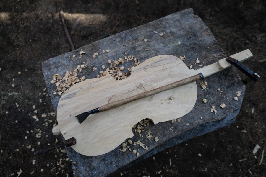 El primo lejano de las violines de la era renacentista y barroca, el bajo Kalisz fue creado por campesinos que vivían cerca de la pequeña ciudad polaca del mismo nombre a principios del siglo XX. Con el tiempo, este bajo quedó olvidado. Mateusz Raszewski está reviviendo el arte de diseñar, construir, encordar y tocar este bajo único, tradicionalmente tallado a mano con un solo bloque de madera blanda como álamo o sauce. 