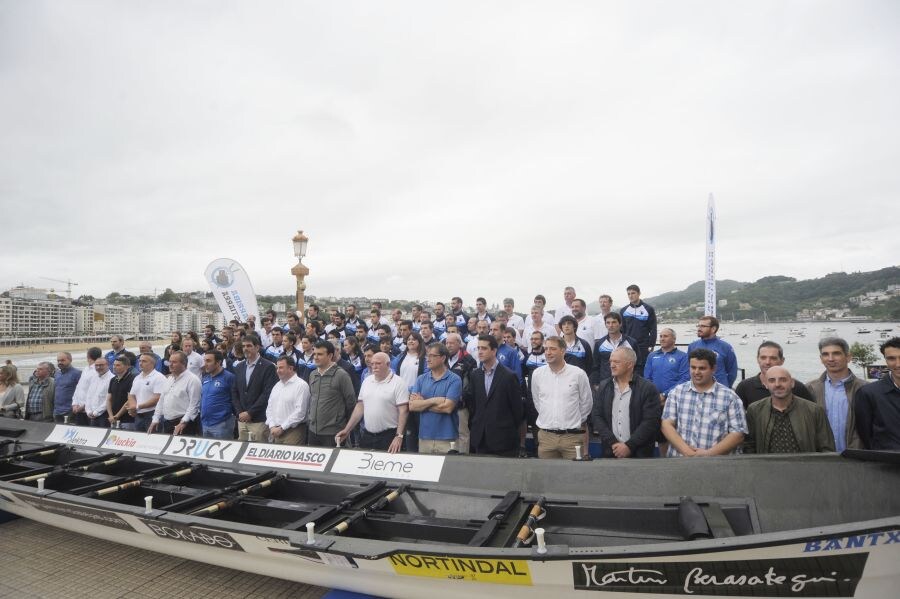 Con la esperanza con satisfacer al primer edil y al presidente de la entidad, los tripulantes se presentaron ayer en un acto que la lluvia obligó a trasladar de la terraza del consistorio a su interior.