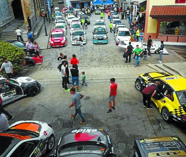 La plaza de Aia llena de vehículos del Rally el pasado sábado. 