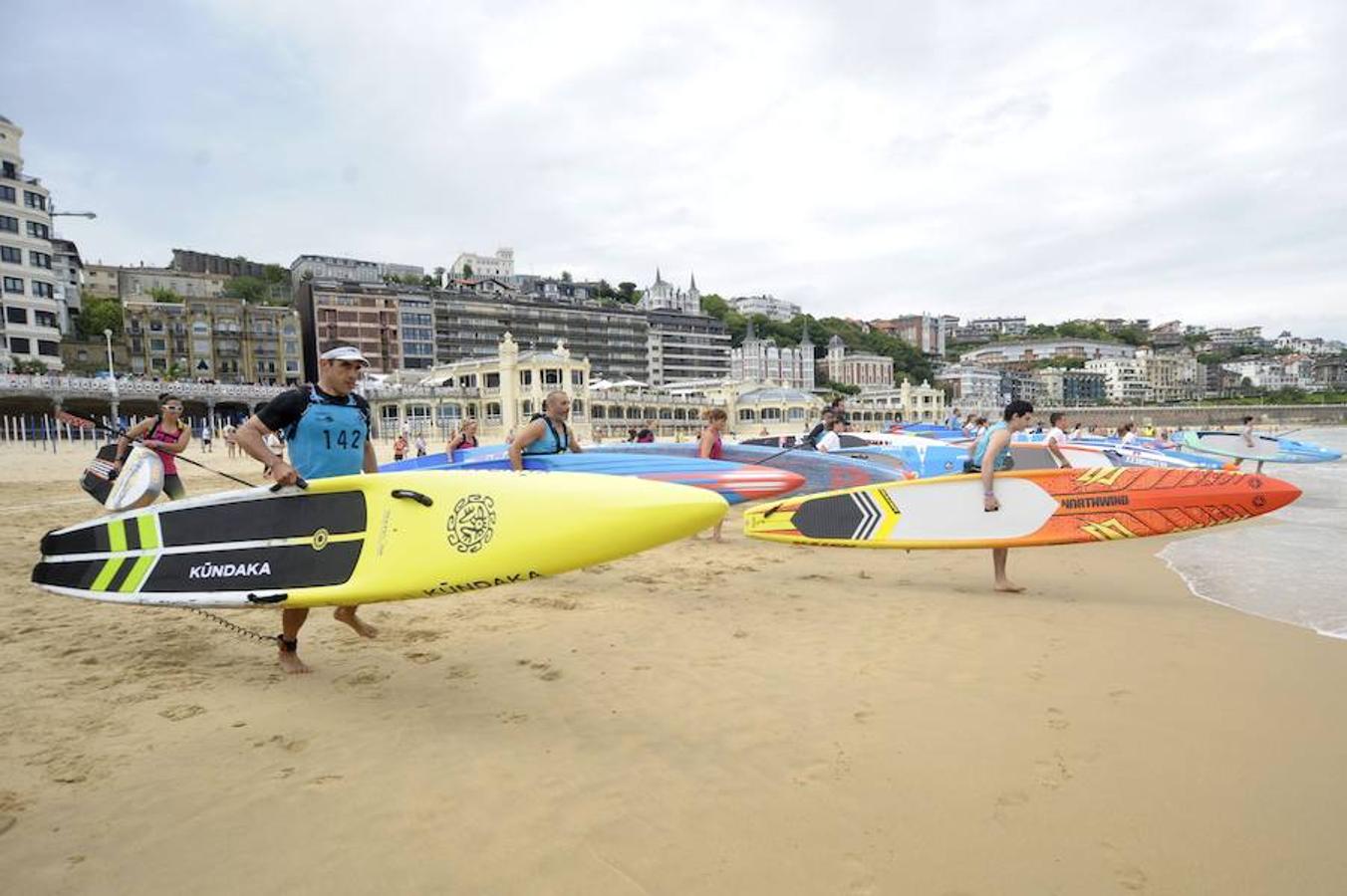 San Sebastián, de la mano del club Fortuna, ha acogido este sábado una de las citas del circuito europeo de stand up paddle valedera también para la clasificación mundial. Es el tercer año consecutivo que el circuito tiene parada en nuestra costa. 