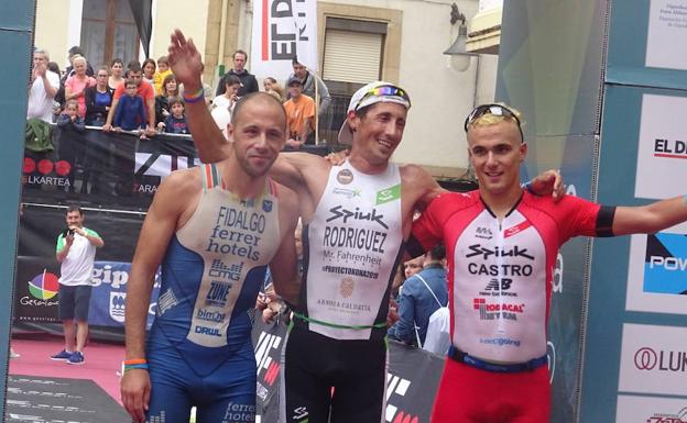 Miguel Ángel Fidalgo, Gustavo Rodríguez y David Castro, podio de la categoría masculina del triatón de ayer en Zarautz. 