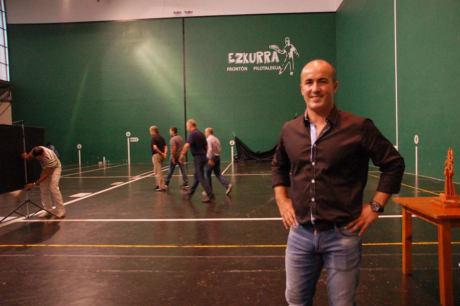 2015.- Koteto Ezkurra posa en el frontón que lleva su nombre en Doneztebe.