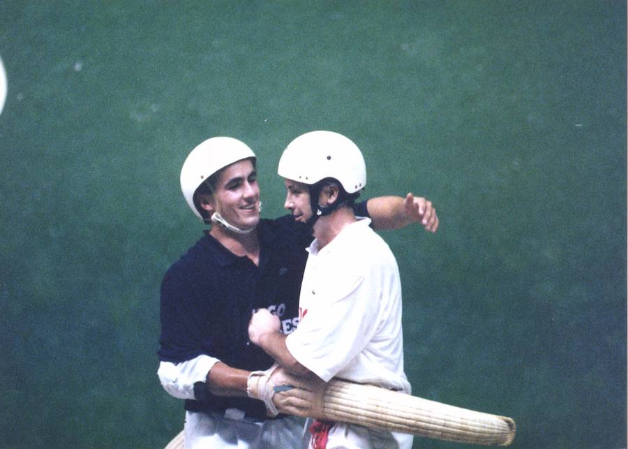 1995.- Koteto Ezkurra, feliz y sonriente, corre a abrazar a Pello Aizpuru en la final individual de remonte. 