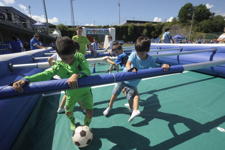 La Fundación de la Real Sociedad celebra su día en Zubieta. Cientos de familias han acudido al evento para celebrarlo.