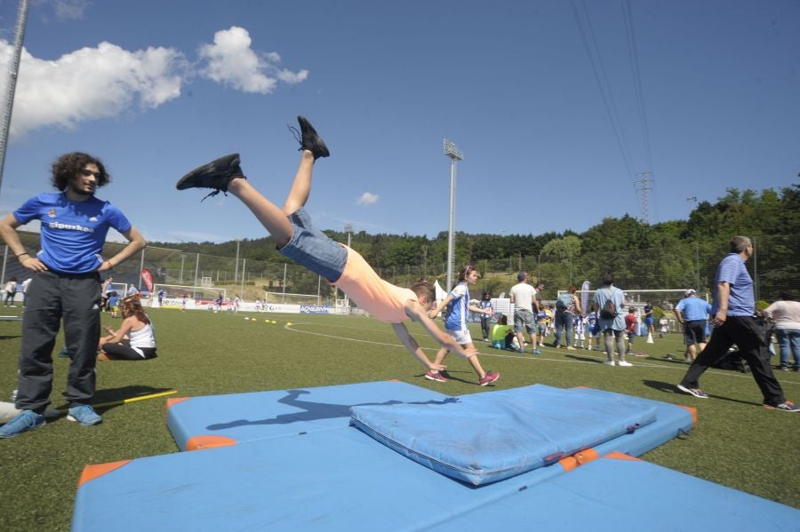 La Fundación de la Real Sociedad celebra su día en Zubieta. Cientos de familias han acudido al evento para celebrarlo.