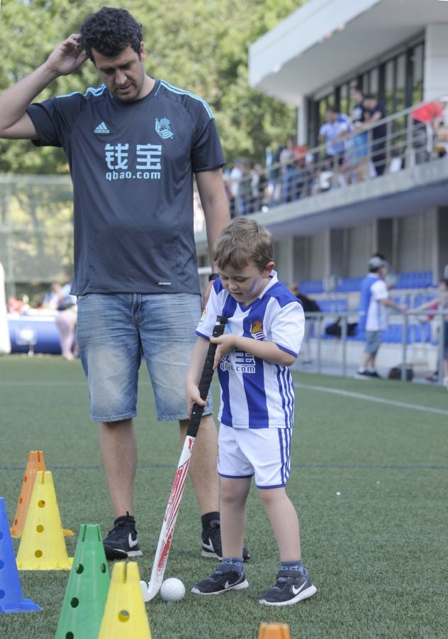 La Fundación de la Real Sociedad celebra su día en Zubieta. Cientos de familias han acudido al evento para celebrarlo.