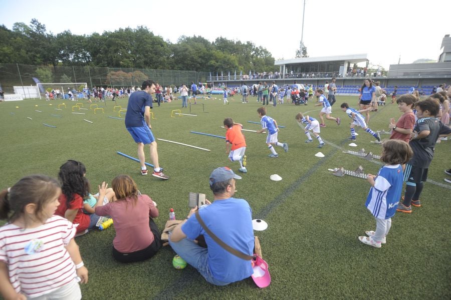 La Fundación de la Real Sociedad celebra su día en Zubieta. Cientos de familias han acudido al evento para celebrarlo.