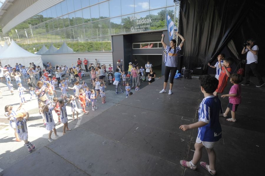 La Fundación de la Real Sociedad celebra su día en Zubieta. Cientos de familias han acudido al evento para celebrarlo.