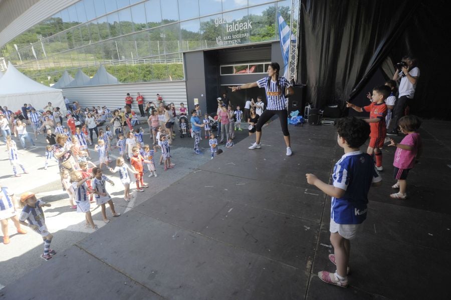 La Fundación de la Real Sociedad celebra su día en Zubieta. Cientos de familias han acudido al evento para celebrarlo.