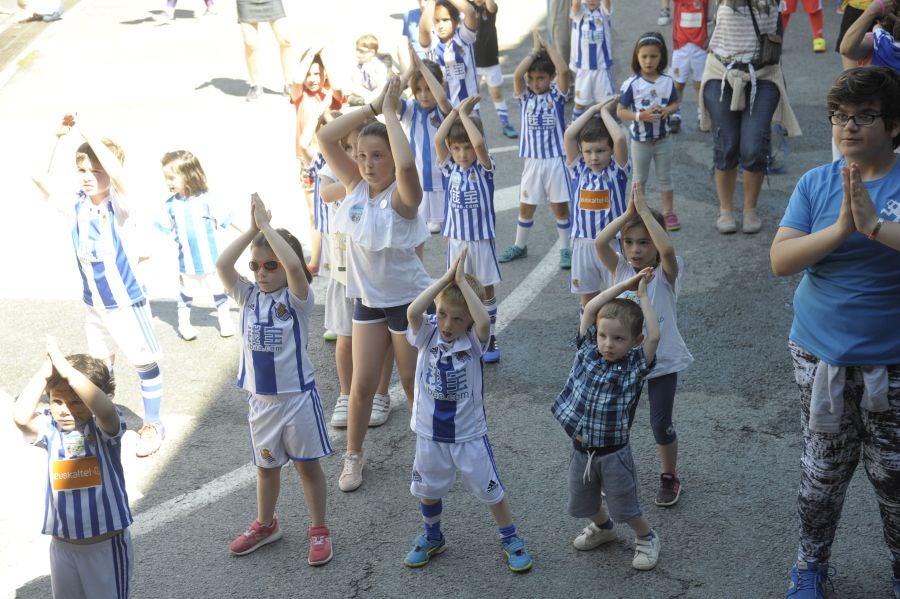 La Fundación de la Real Sociedad celebra su día en Zubieta. Cientos de familias han acudido al evento para celebrarlo.