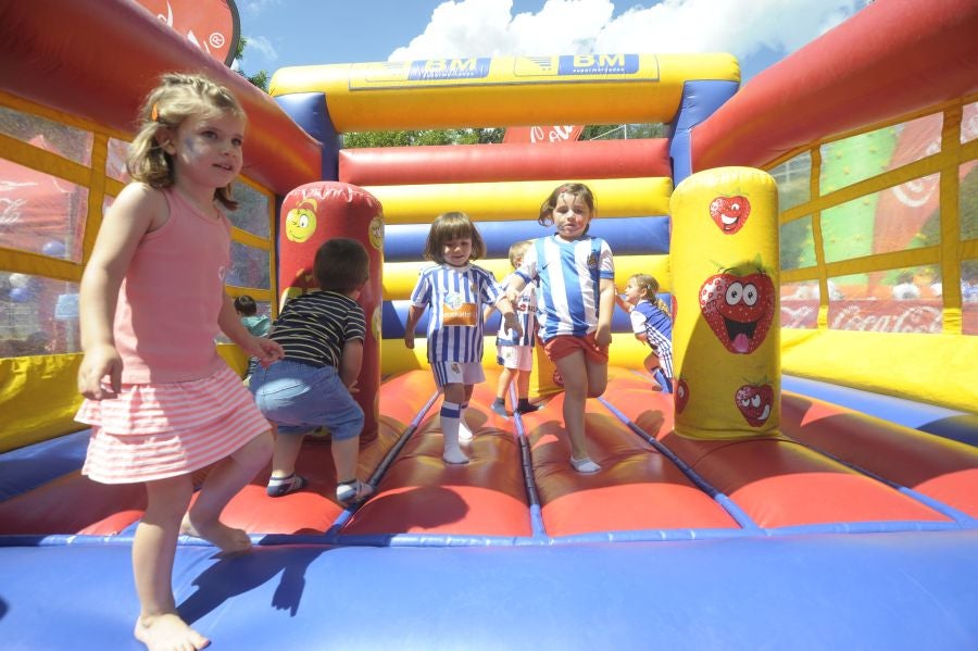 La Fundación de la Real Sociedad celebra su día en Zubieta. Cientos de familias han acudido al evento para celebrarlo.