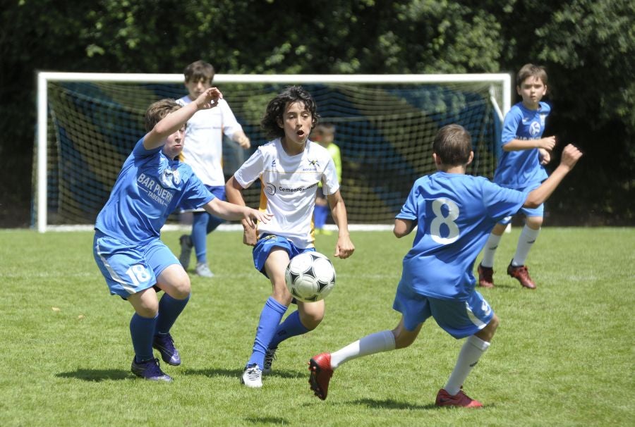 La Fundación de la Real Sociedad celebra su día en Zubieta. Cientos de familias han acudido al evento para celebrarlo.