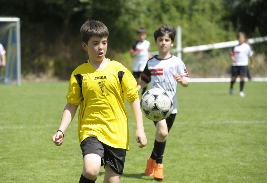 La Fundación de la Real Sociedad celebra su día en Zubieta. Cientos de familias han acudido al evento para celebrarlo.