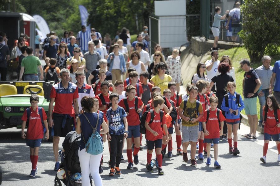 La Fundación de la Real Sociedad celebra su día en Zubieta. Cientos de familias han acudido al evento para celebrarlo.