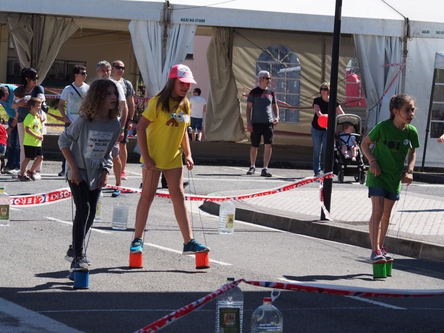 La fiesta de las Eskola Txikiak se ha celebrado en Oikina, Zumaia. Un añio más, el acto ha reunido a las 26 esculeas infantiles de Gipuzkoa.