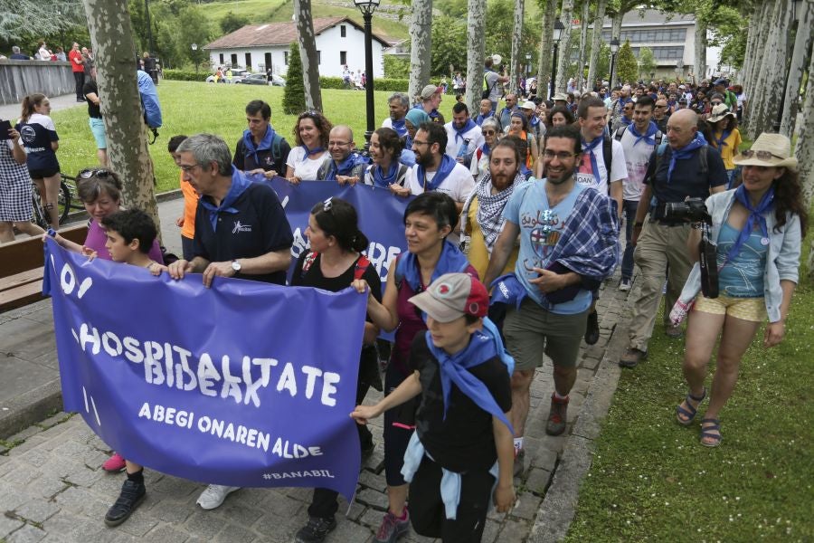 Refugiados gipuzkoanos han marchado desde Aizpurutxo hasta el Santuario de Loyola, en Azpeitia.