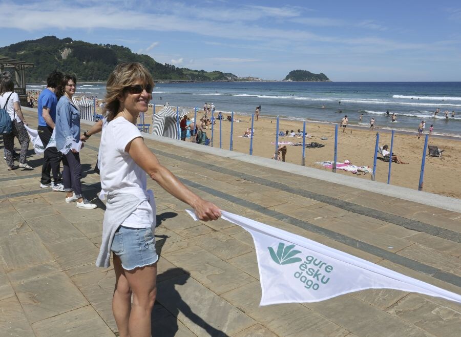 Más de 175.000 personas han participado en la cadena humana que ha partido de San Sebastián y ha acabado en Vitoria después de pasar por Bilbao en favor del derecho a decidir en Euskadi.