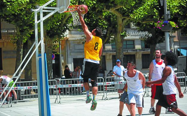 El torneo de basket a tres se jugará en la plaza del Ensanche.