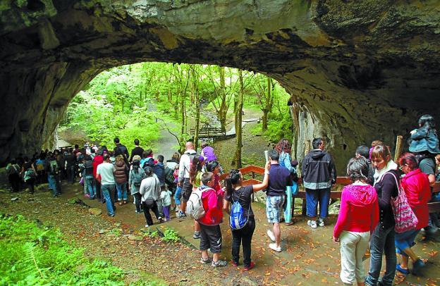 Un nutrido grupo de visitantes conocen las cuevas de Zugarramurdi. 