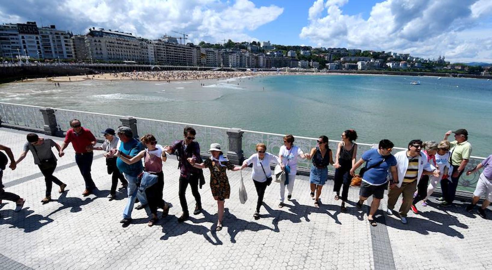 100.000 personas ha unido este mediodía Donostia, Bilbao y Gasteiz durante una jornada reivindicativa y festiva. El recorrido por el derecho a decidir, encabezado por el veterano tesorero de Gure Esku Dago, Paulo Muñoa, arrancaba en San Sebastián y, tras pasar por el centro de Bilbao, finalizaba en el Parlamento Vasco.