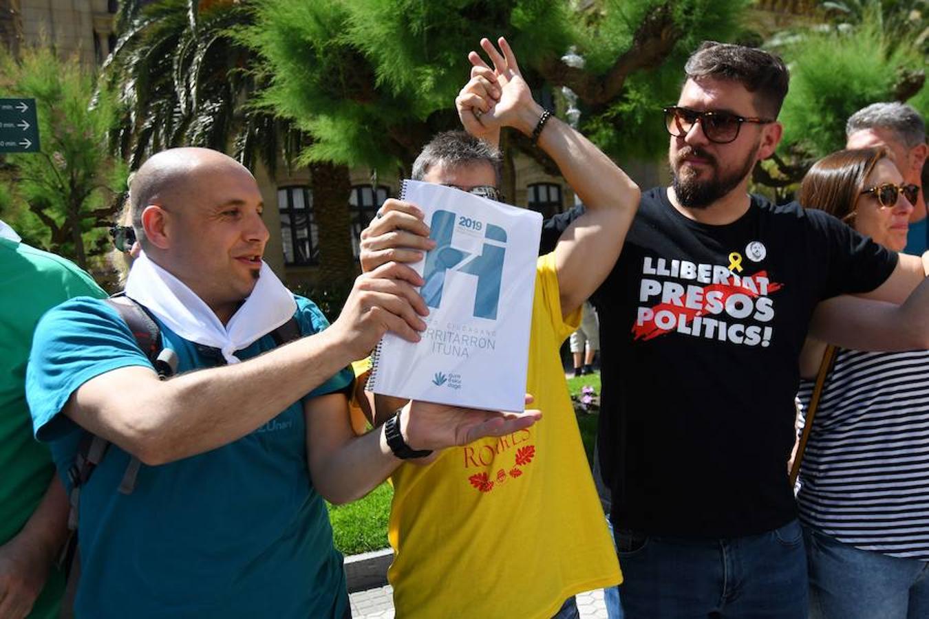 100.000 personas ha unido este mediodía Donostia, Bilbao y Gasteiz durante una jornada reivindicativa y festiva. El recorrido por el derecho a decidir, encabezado por el veterano tesorero de Gure Esku Dago, Paulo Muñoa, arrancaba en San Sebastián y, tras pasar por el centro de Bilbao, finalizaba en el Parlamento Vasco.