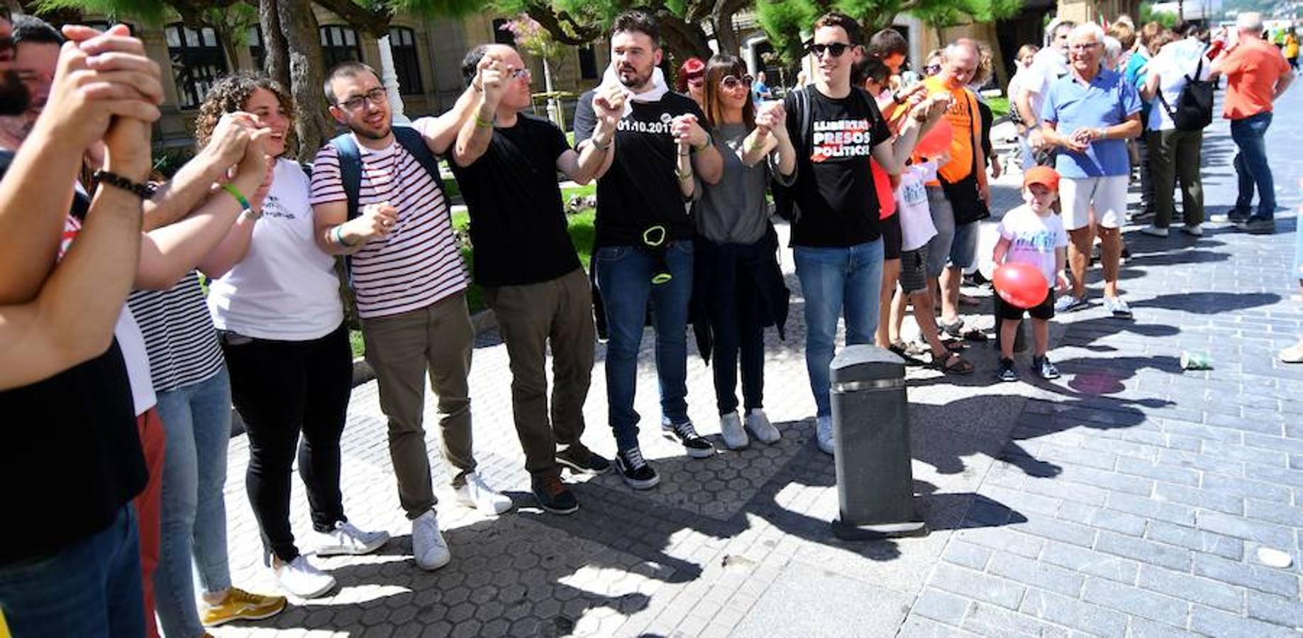 100.000 personas ha unido este mediodía Donostia, Bilbao y Gasteiz durante una jornada reivindicativa y festiva. El recorrido por el derecho a decidir, encabezado por el veterano tesorero de Gure Esku Dago, Paulo Muñoa, arrancaba en San Sebastián y, tras pasar por el centro de Bilbao, finalizaba en el Parlamento Vasco.