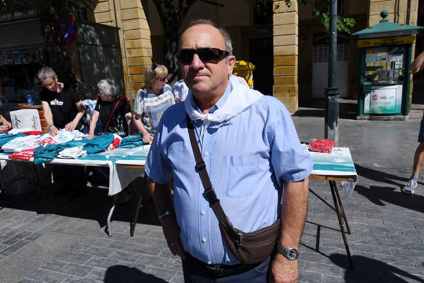 100.000 personas ha unido este mediodía Donostia, Bilbao y Gasteiz durante una jornada reivindicativa y festiva. El recorrido por el derecho a decidir, encabezado por el veterano tesorero de Gure Esku Dago, Paulo Muñoa, arrancaba en San Sebastián y, tras pasar por el centro de Bilbao, finalizaba en el Parlamento Vasco.