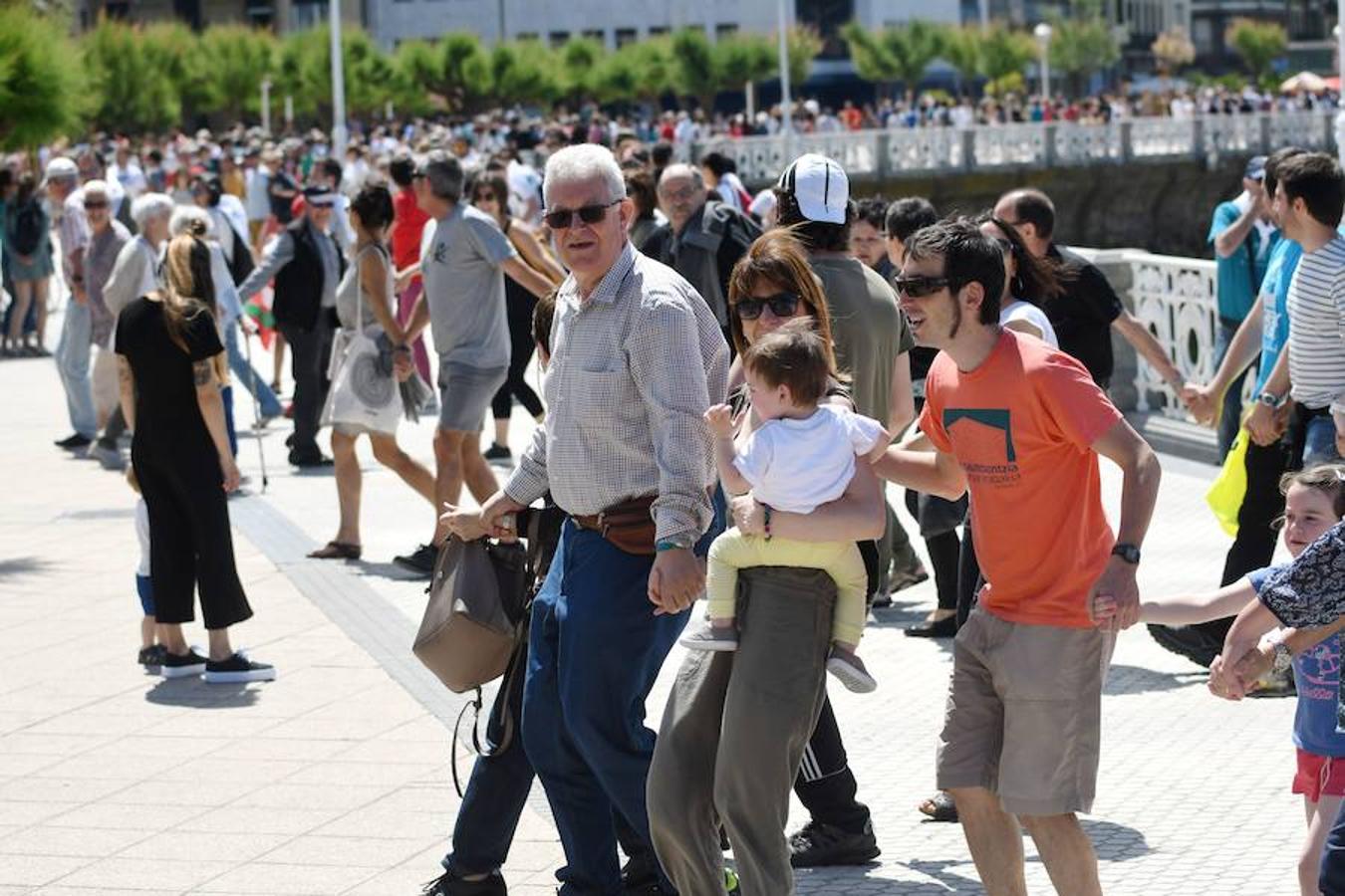 100.000 personas ha unido este mediodía Donostia, Bilbao y Gasteiz durante una jornada reivindicativa y festiva. El recorrido por el derecho a decidir, encabezado por el veterano tesorero de Gure Esku Dago, Paulo Muñoa, arrancaba en San Sebastián y, tras pasar por el centro de Bilbao, finalizaba en el Parlamento Vasco.