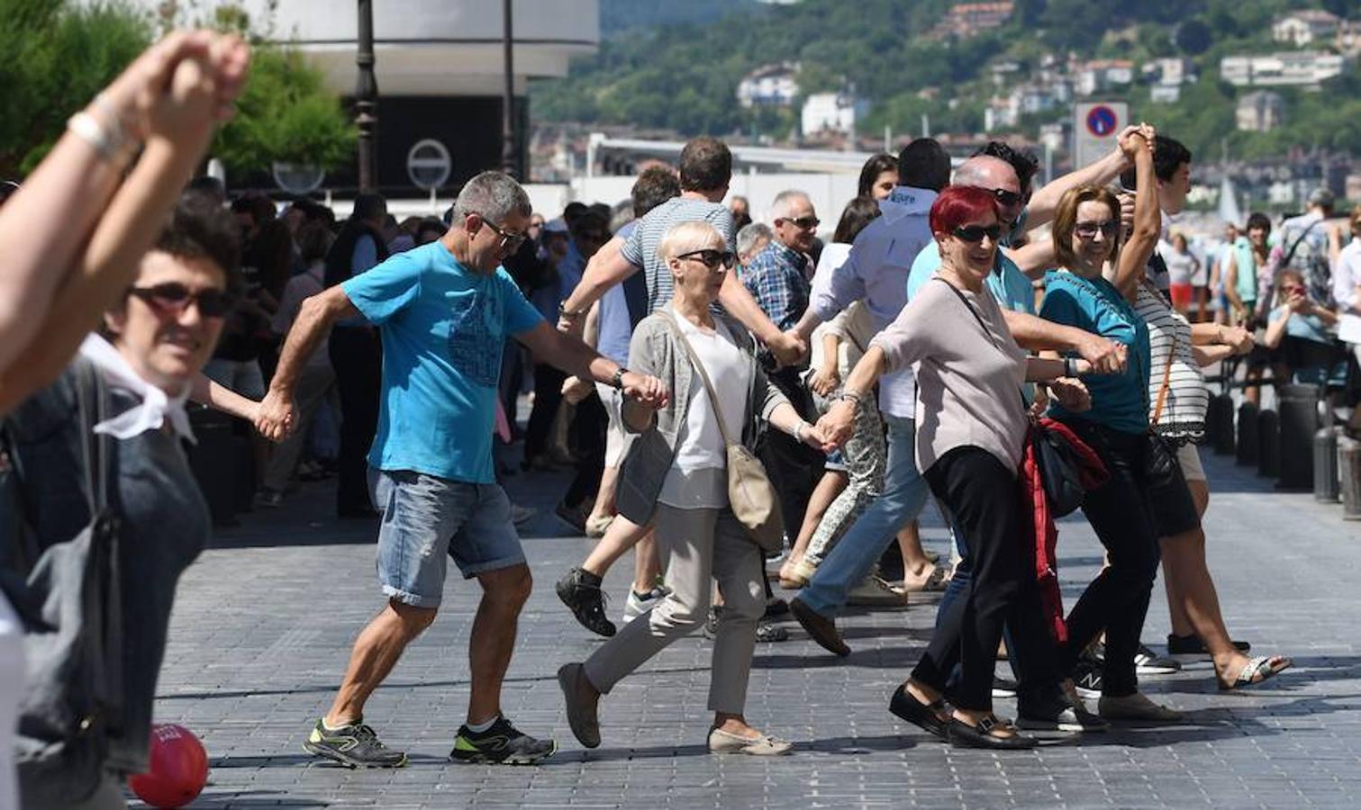 100.000 personas ha unido este mediodía Donostia, Bilbao y Gasteiz durante una jornada reivindicativa y festiva. El recorrido por el derecho a decidir, encabezado por el veterano tesorero de Gure Esku Dago, Paulo Muñoa, arrancaba en San Sebastián y, tras pasar por el centro de Bilbao, finalizaba en el Parlamento Vasco.