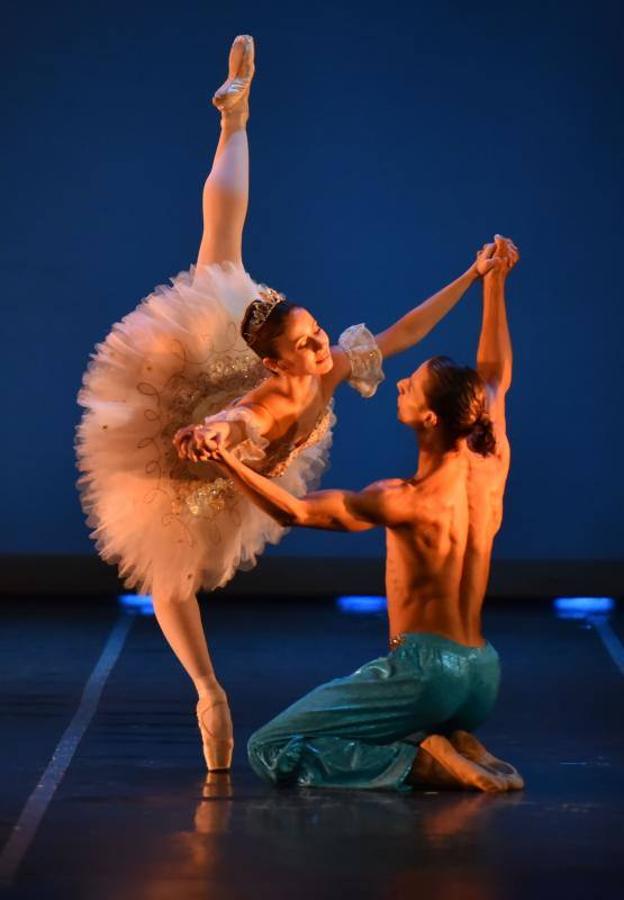 -El Ballet Nacional de Perú se presenta con la obra Puper Bend, durante el Festival Internacional de Ballet de Cali. 