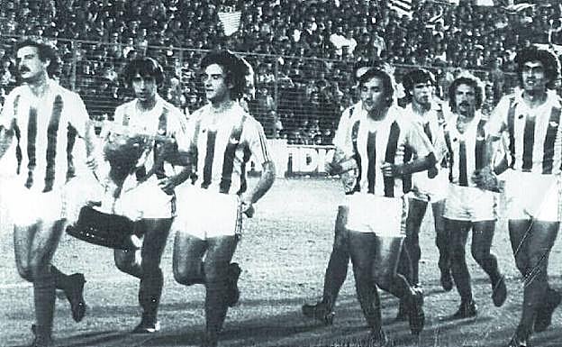 Segunda liga. La Real pasea el trofeo por Atotxa tras derrotar 2-1 al Athletic el 25 de abril de 1982.