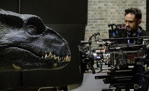 J. A. Bayona, durante el rodaje de 'Jurassic World'.