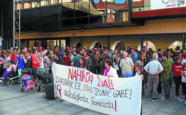 Varias decenas de personas participaron en la concentración que tuvo lugar ayer tarde en la plaza Okendo de Lasarte-Oria. 