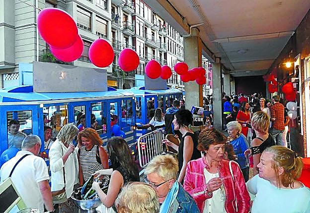 Una verdadera fiesta. El comercio salió a las calles y aceras agasajando a la clientela. 