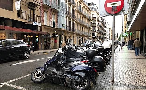 Motos caídas en el centro de San Sebastián. 