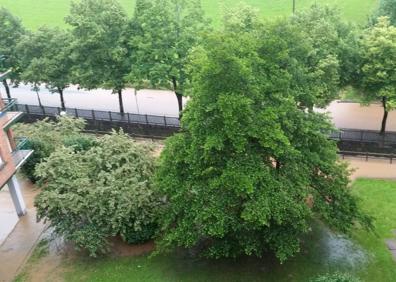 Imagen secundaria 1 - Dos vistas del barrio de Olaberria anegado y el patio de la ikastola Txingudi, en Irun
