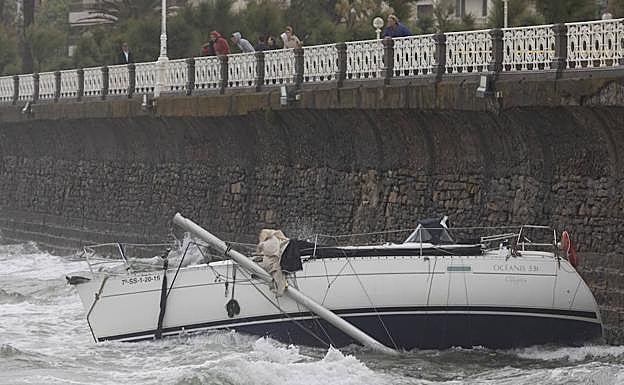 Imagen principal - Velero encallado en la playa de La Concha 