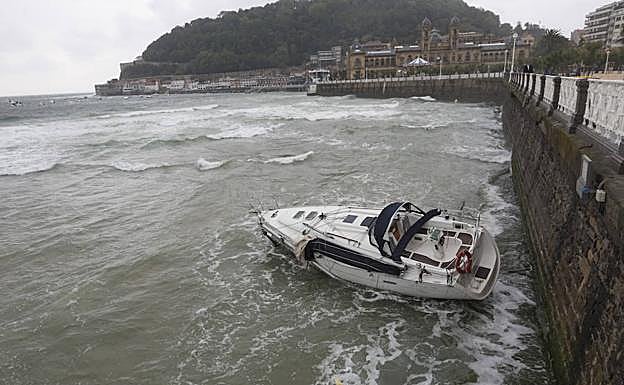 Un velero encalla en el Paseo de La Concha