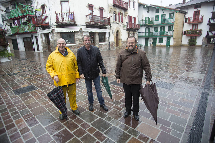 Las fuertes lluvias están provocando inundaciones en distintas zonas de Irun. Los barrios más afectados son los del centro, Olaberria y Jaizubia.