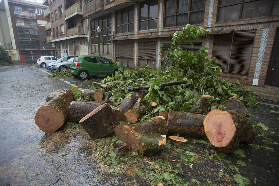 Las fuertes lluvias están provocando inundaciones en distintas zonas de Irun. Los barrios más afectados son los del centro, Olaberria y Jaizubia.