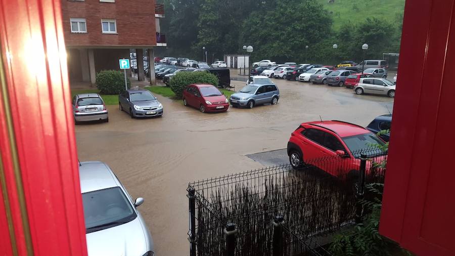 Las fuertes lluvias están provocando inundaciones en distintas zonas de Irun. Los barrios más afectados son los del centro, Olaberria y Jaizubia.
