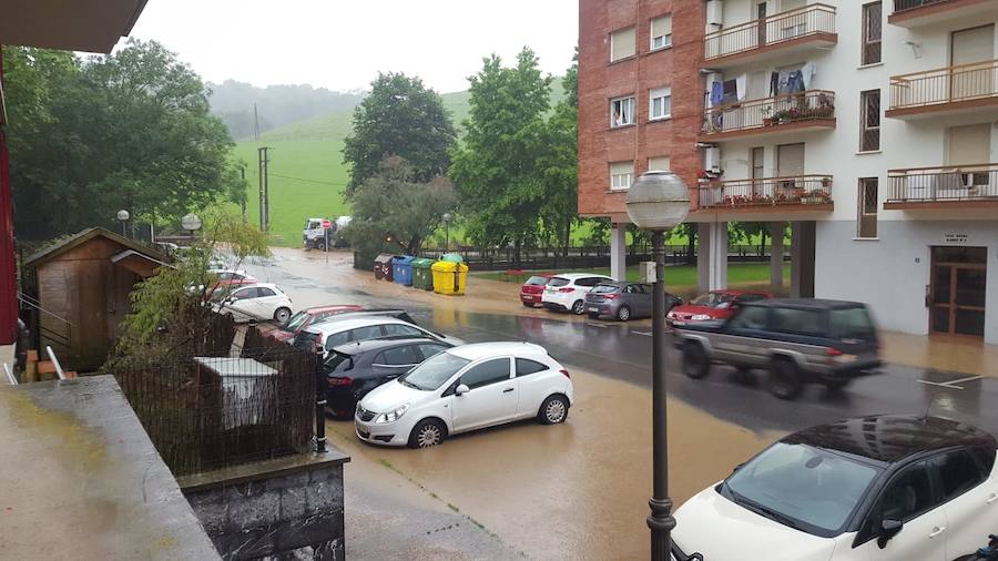 Las fuertes lluvias están provocando inundaciones en distintas zonas de Irun. Los barrios más afectados son los del centro, Olaberria y Jaizubia.