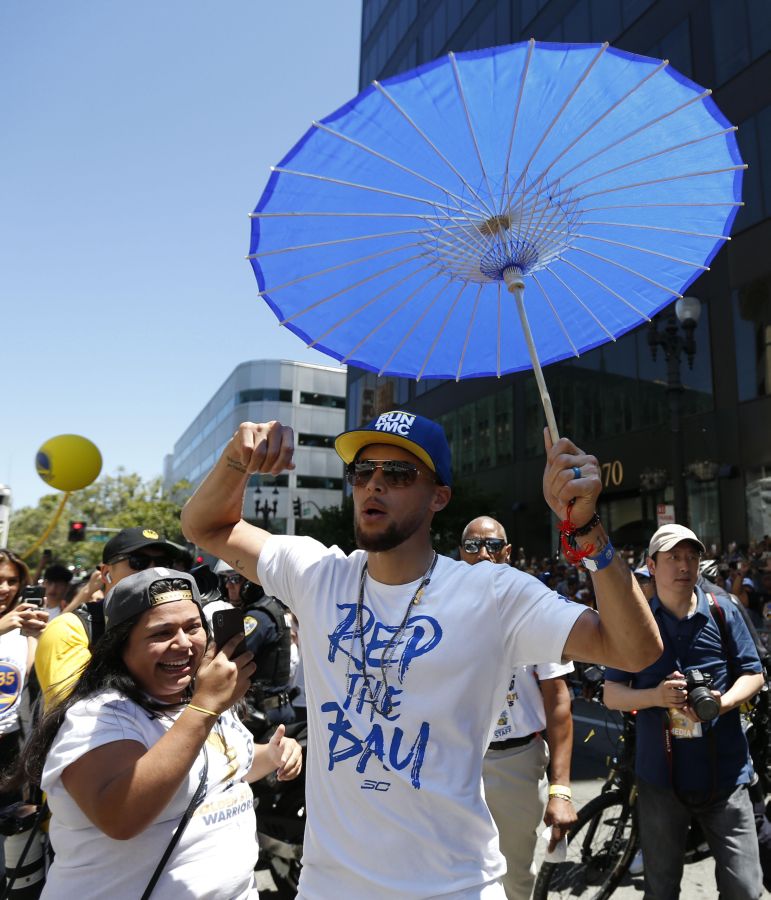 El centro de Oakland ha acogido el desfile de la victoria en honor a los recientes campeones de la NBA, los Golden State Warriors