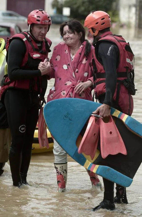 Las intensas lluvias han provocado importantes inundacions en Salies-de-Bearn, suroeste de Francia. 